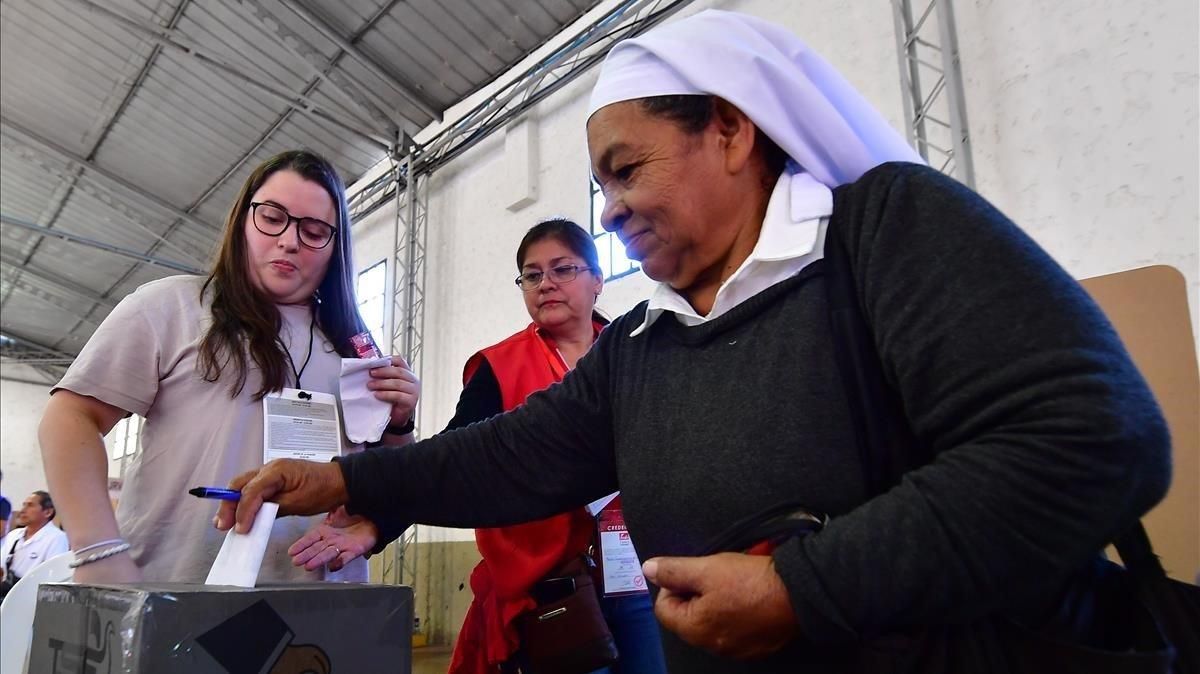 Votación en un colegio electoral de San Salvador. Votación en un colegio electoral de San Salvador.