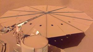 Los paneles solares de ’Insight’, totalmente cubiertos de polvo en una instantánea tomada el 24 de abril de 2022. 