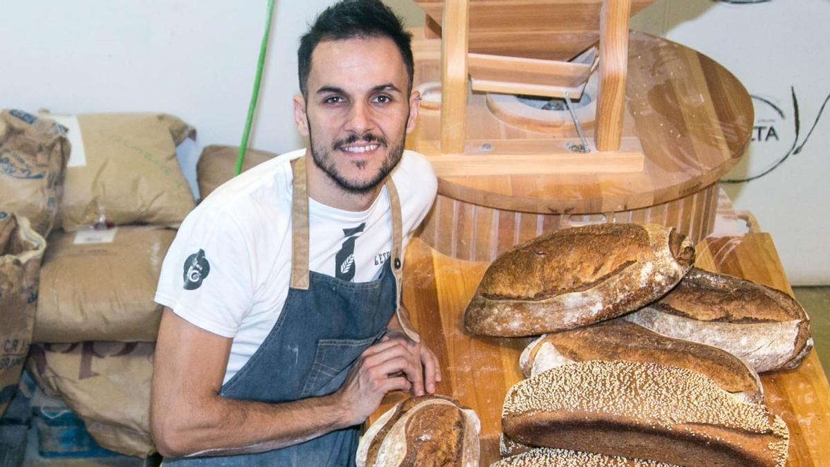 El panadero Jordi Morera posa en el obrador de L’Espiga d’Or, de Vilanova i la Geltrú.