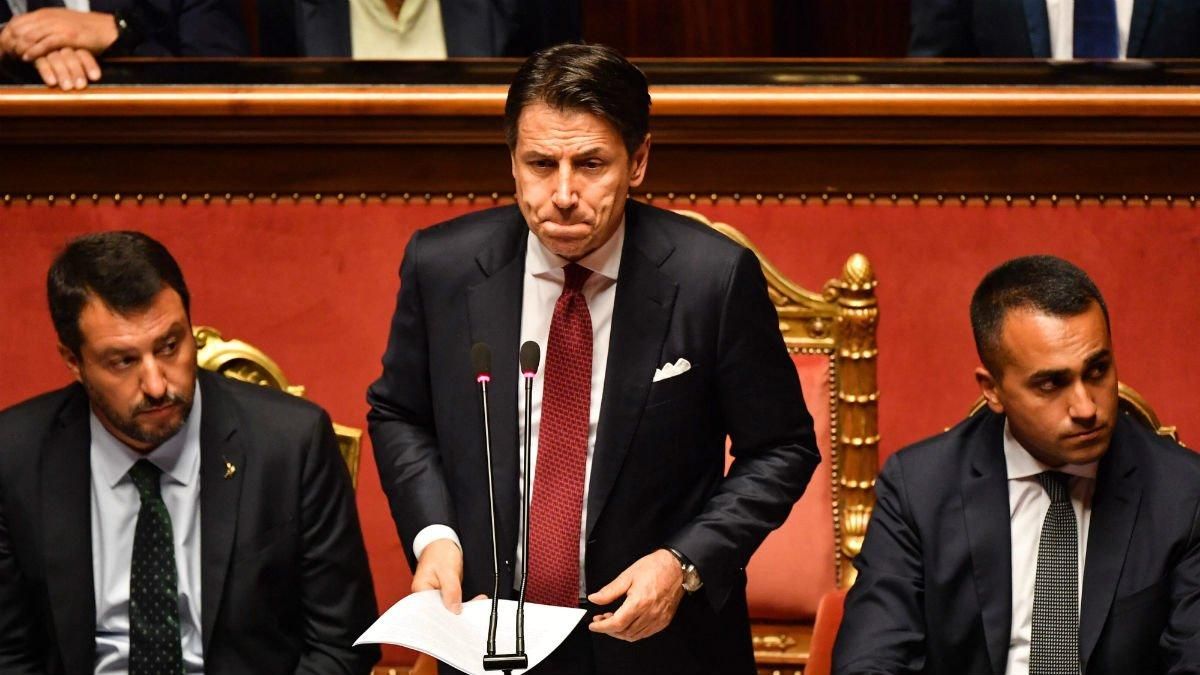 Giuseppe Conte, entre Salvini y Di Maio, en el Senado. Giuseppe Conte, entre Salvini y Di Maio, en el Senado.