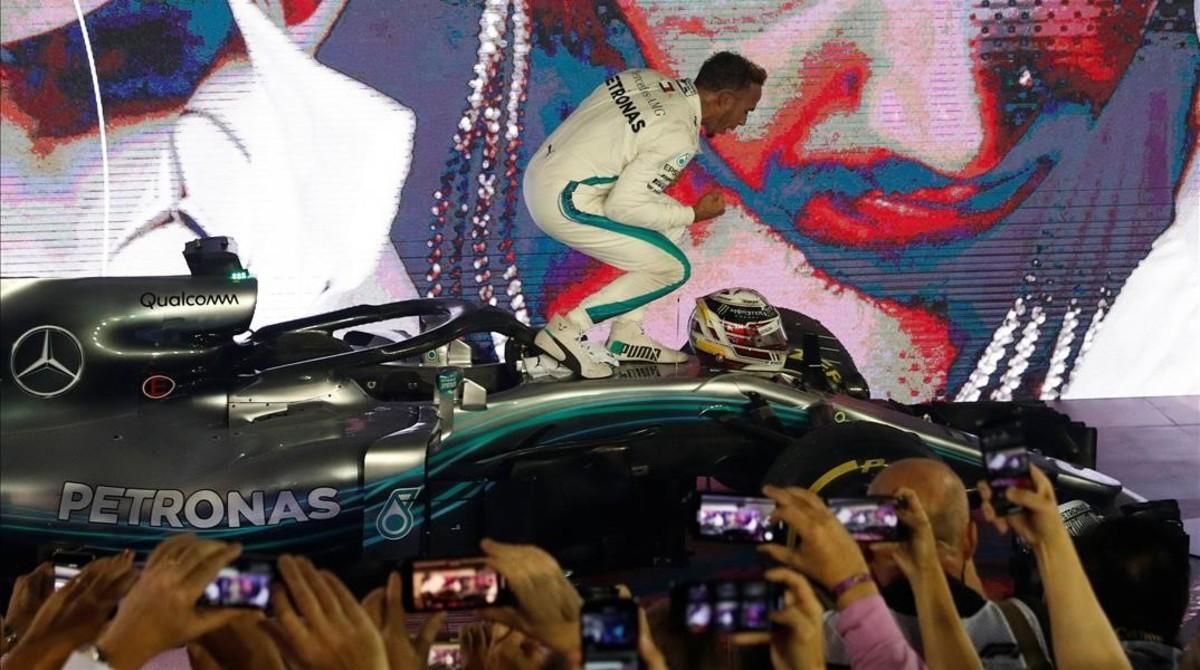 El britániico Lewis Hamilton celebra, frente a los mecánicos del equipo Mercedes, su triunfo de hoy en Singapur. El britániico Lewis Hamilton celebra, frente a los mecánicos del equipo Mercedes, su triunfo de hoy en Singapur.