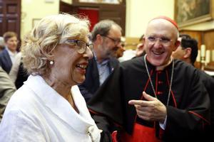 Manuela Carmena y el cardenal Carlos Osoro arzobispo de Madrid en la misa solemne en honor a la Virgen de la Paloma.