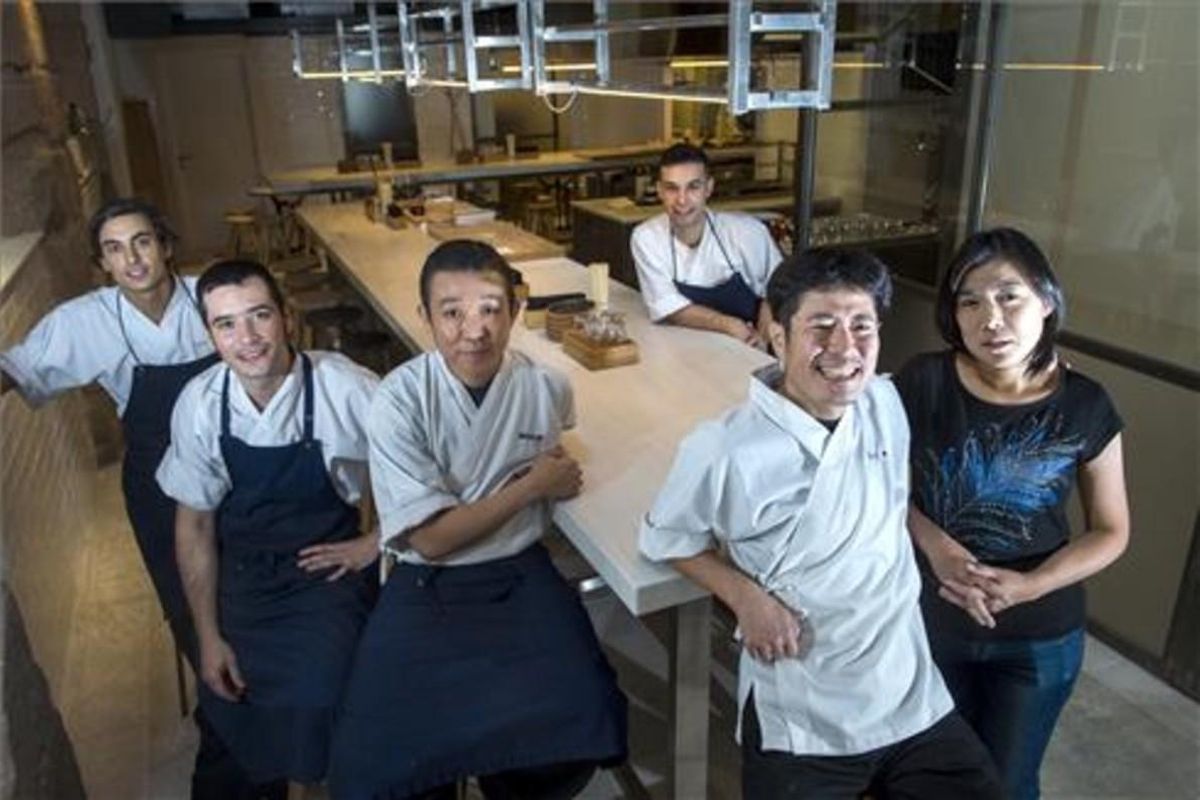 Hideki, delante, con el equipo de Kak Koy. Foto: Jordi Cotrina Hideki, delante, con el equipo de Kak Koy. Foto: Jordi Cotrina