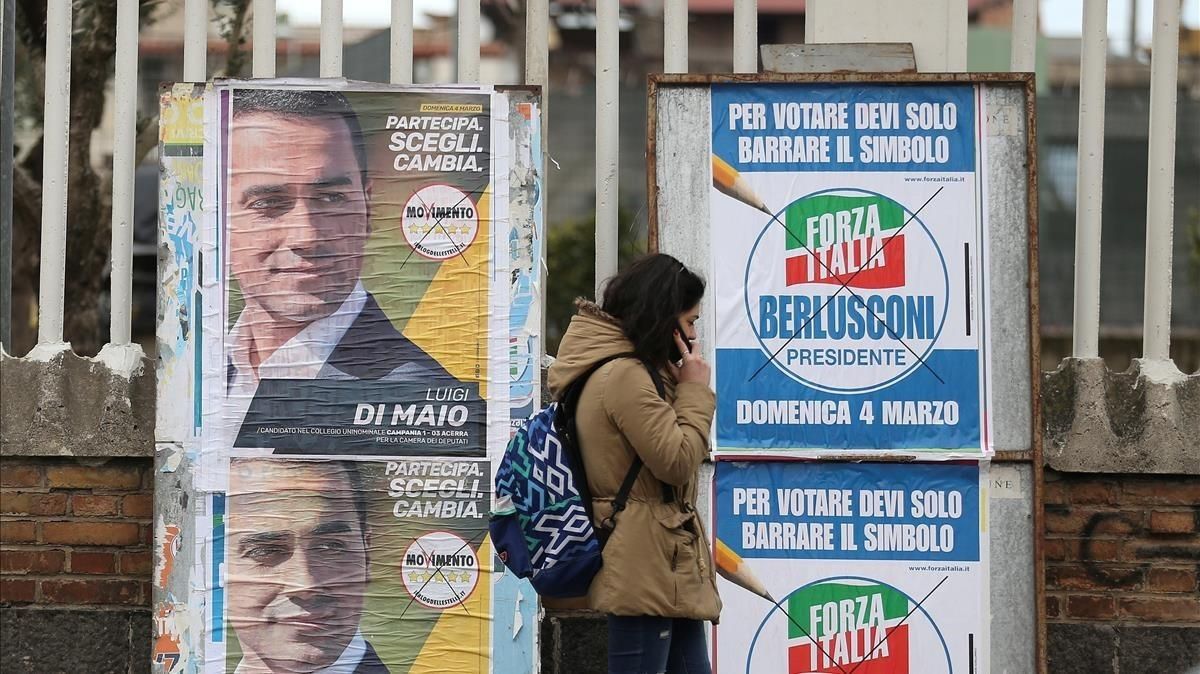 Carteles electorales en Pomigliano d’Arco, cerca de Nápoles. Carteles electorales en Pomigliano d’Arco, cerca de Nápoles.