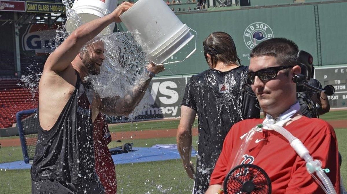 Pete Frates, ya muy enfermo, relanzó el reto en el 2015. Pete Frates, ya muy enfermo, relanzó el reto en el 2015.