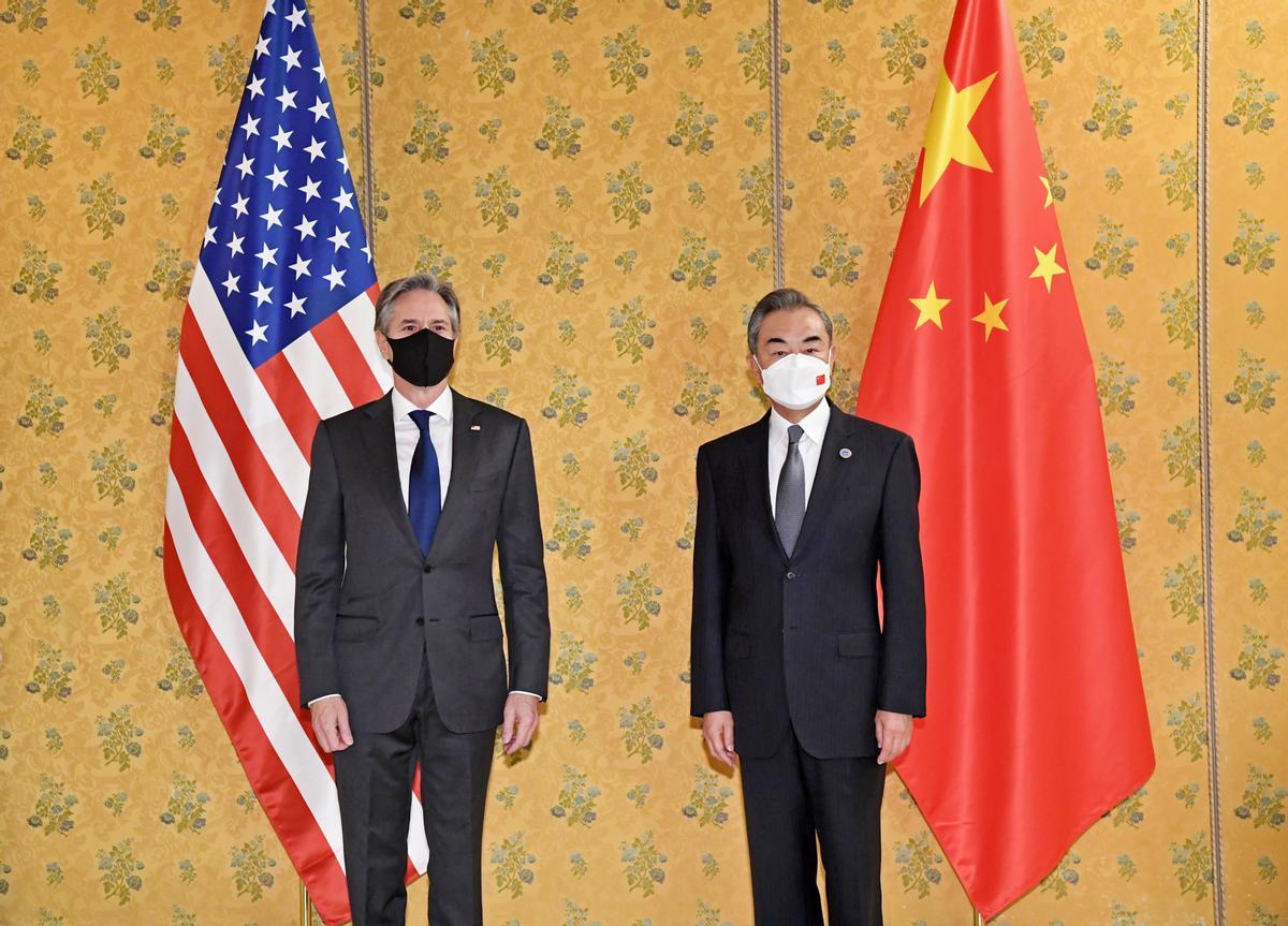 Imagen de archivo del secretario de Estado de Estados Unidos, Antony Blinken, y el ministro de Exteriores de China, Wang Yi.