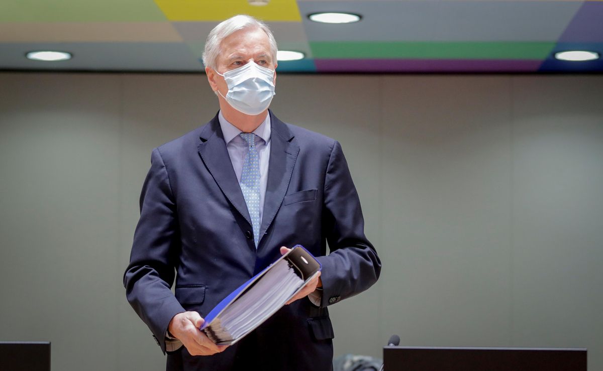 El negociador de la UE para el Brexit, Michel Barnier, con el texto del acuerdo. El negociador de la UE para el Brexit, Michel Barnier, con el texto del acuerdo.
