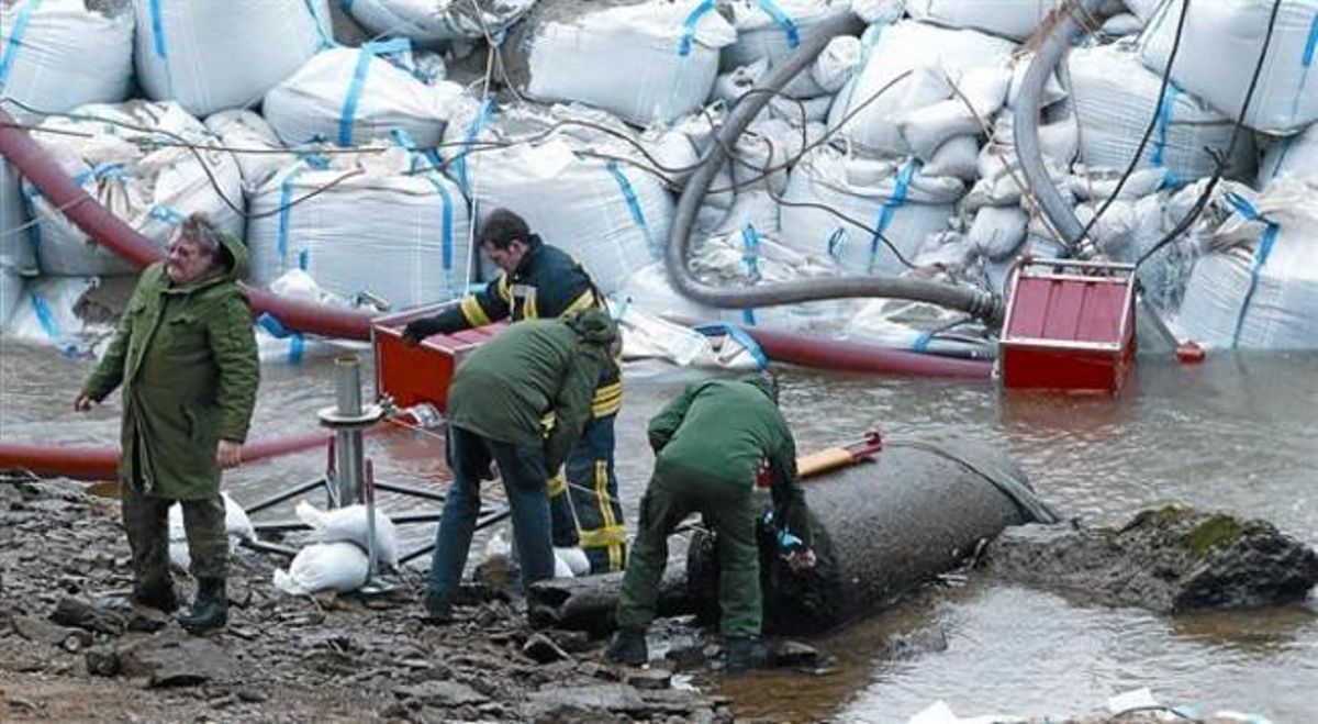 Desactivación 8Un equipo de expertos analiza una bomba de la segunda guerra mundial hallada en el 2011 en la localidad de Koblenz. Desactivación 8Un equipo de expertos analiza una bomba de la segunda guerra mundial hallada en el 2011 en la localidad de Koblenz.