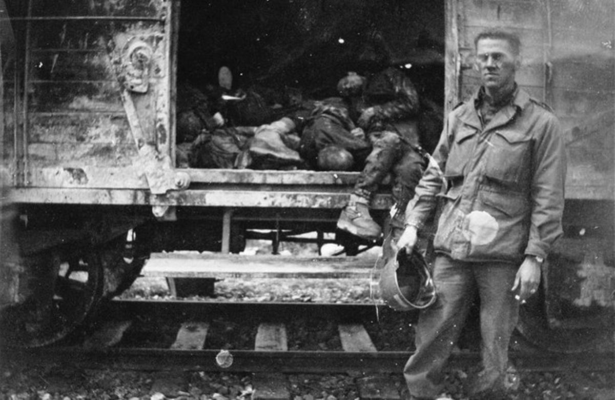 Un soldado estadounidense, ante un tren cargado de reclusos muertos poco después de la liberación de Dachau. Habían salido de Buchenwald unas tres semanas antes.