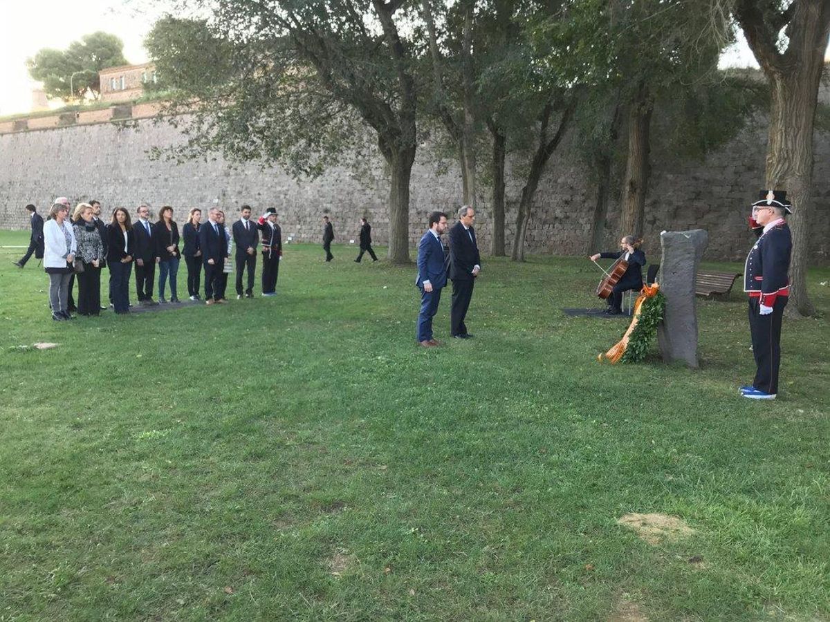 El presidente, Quim Torra, y el vicepresidente, Pere Aragonés, con el resto del Govern en la ofrenda a Lluís Companys. El presidente, Quim Torra, y el vicepresidente, Pere Aragonés, con el resto del Govern en la ofrenda a Lluís Companys.