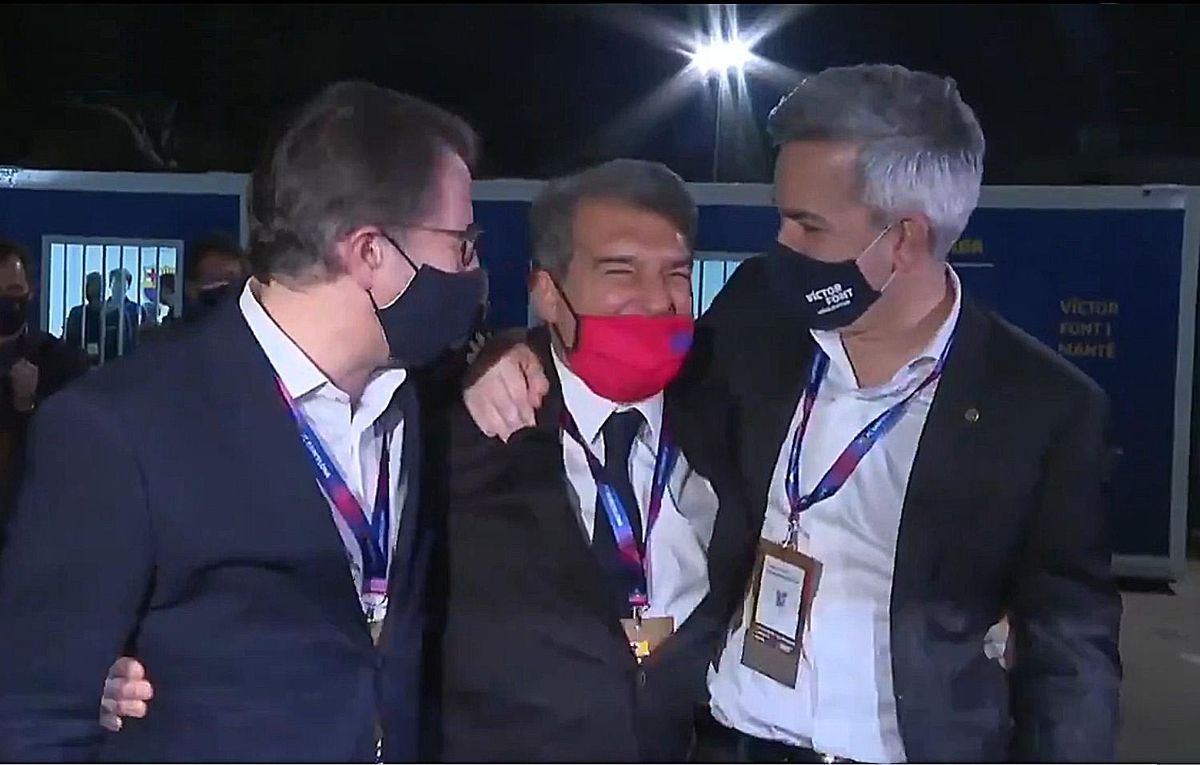 Freixa y Font felicitan a Laporta tras ganar las elecciones a la presidencia del Barça. Freixa y Font felicitan a Laporta tras ganar las elecciones a la presidencia del Barça.