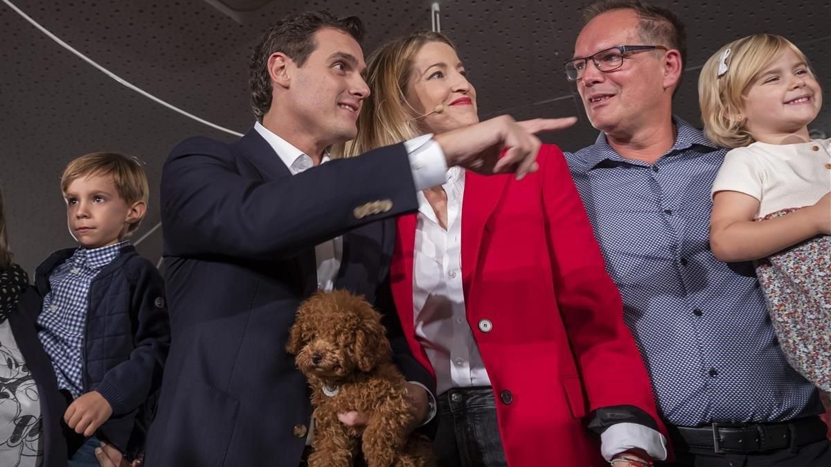 Rivera al acabar este martes un acto en València con un perro como Lucas, con el que grabó su video previo al debate Rivera al acabar este martes un acto en València con un perro como Lucas, con el que grabó su video previo al debate