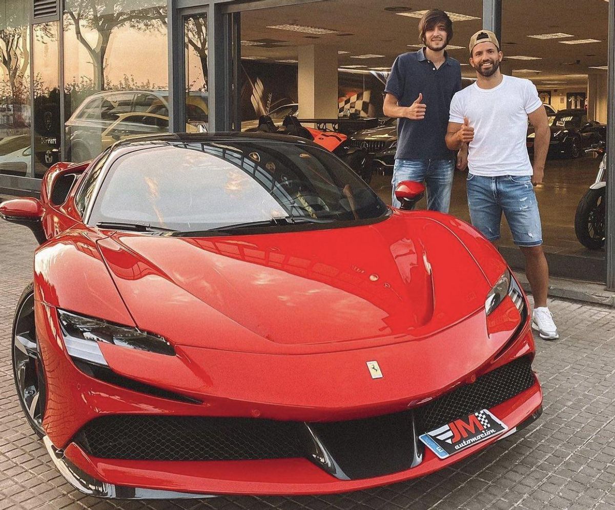 El ’Kun’ Agüero y su nuevo Ferrari SF90 Stradale. El ’Kun’ Agüero y su nuevo Ferrari SF90 Stradale.