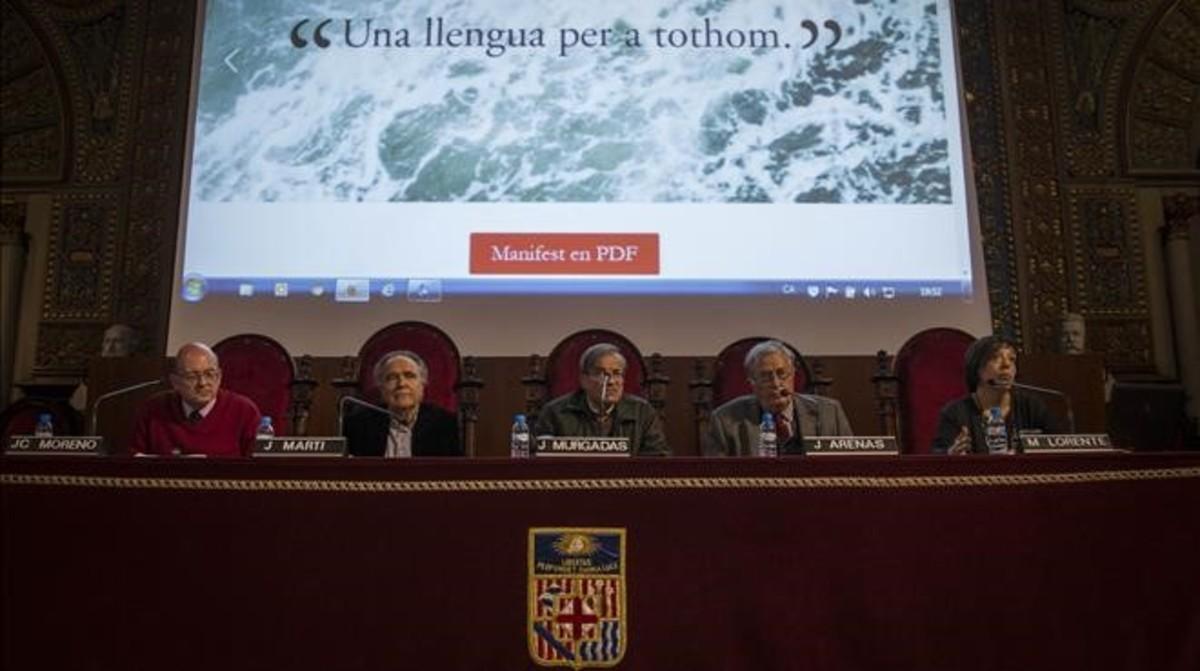 Algunos de los impulsores del manifiesto contra el bilingüismo, en la presentación del documento, en la Universitat de Barcelona.