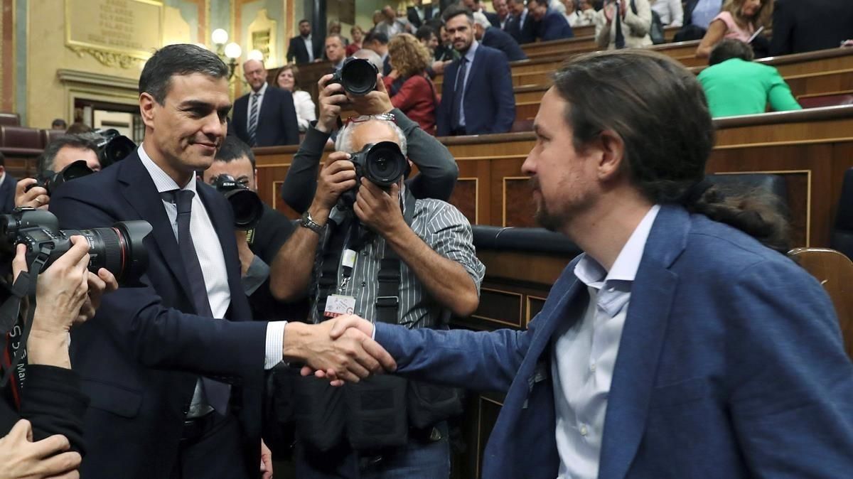 Pedro Sánchez saluda a Pablo Iglesias en el hemiciclo del Congreso tras el debate de la moción de censura. Pedro Sánchez saluda a Pablo Iglesias en el hemiciclo del Congreso tras el debate de la moción de censura.