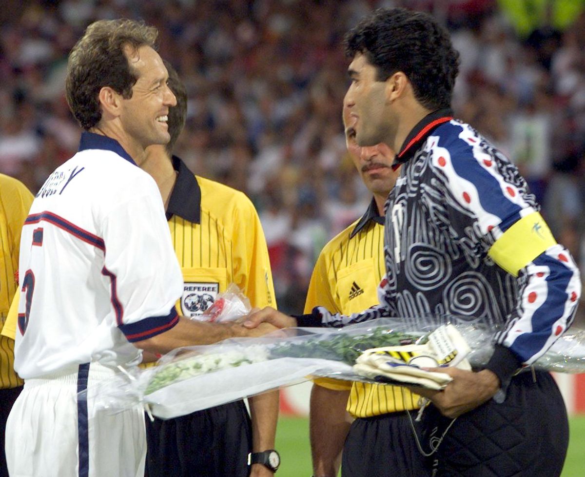 Los capitanes de EEUU e Irán, Thomas Dooley y Ahmad Abedzadeh, se saludan antes de comenzar el partido de 1998. Los capitanes de EEUU e Irán, Thomas Dooley y Ahmad Abedzadeh, se saludan antes de comenzar el partido de 1998.