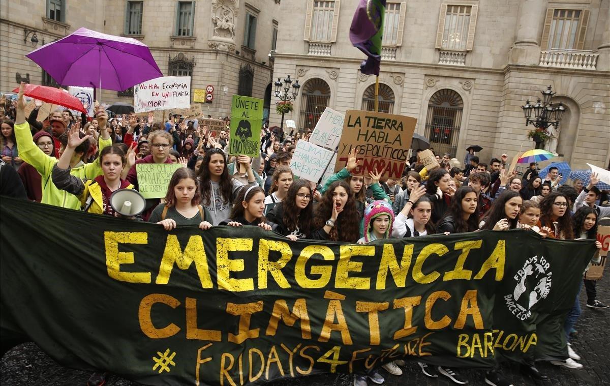 Manifestación por el centro de Barcelona, hasta la plaça Sant Jaume, de jóvenes activistas que se unen a una huelga global para exigir acciones sobre el cambio climático.