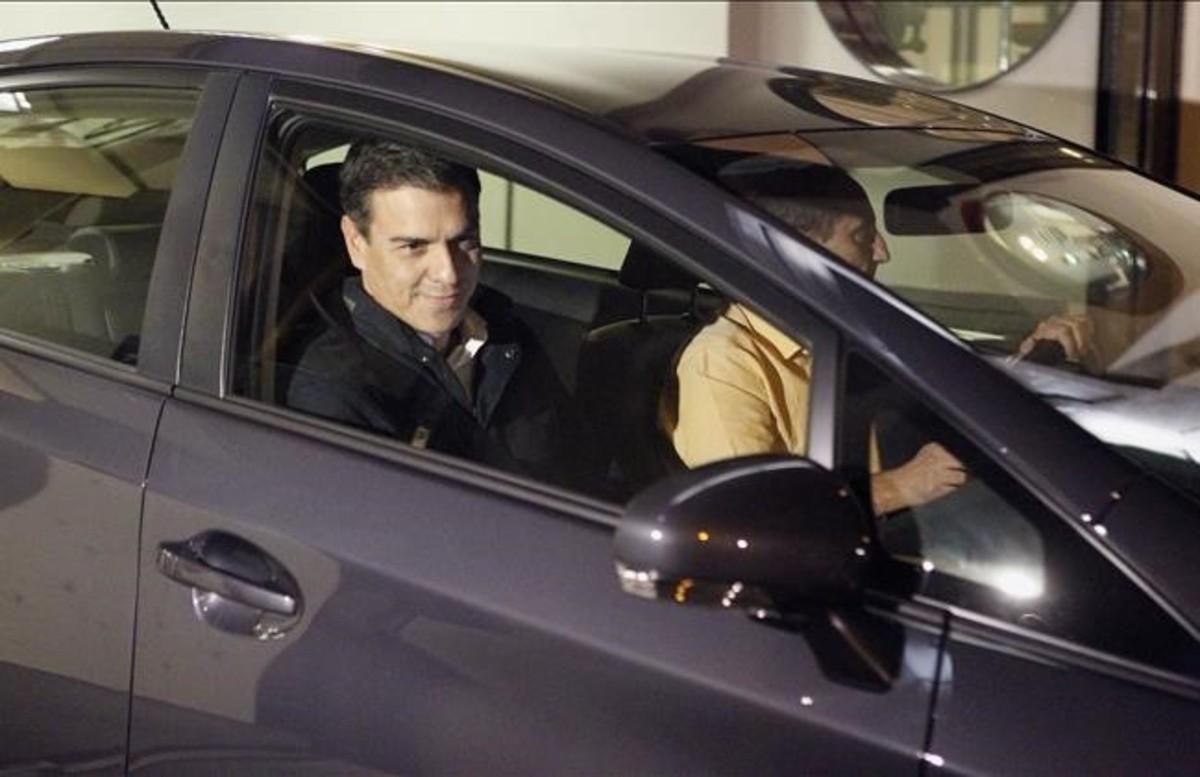Sánchez reta a los críticos con unas primarias y desata la guerra interna Sánchez reta a los críticos con unas primarias y desata la guerra interna