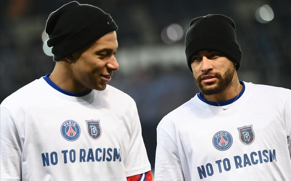 Mbappé y Neymar, con camisetas antirracistas, al inicio de la reanudación del partido suspendido el martes. Mbappé y Neymar, con camisetas antirracistas, al inicio de la reanudación del partido suspendido el martes.