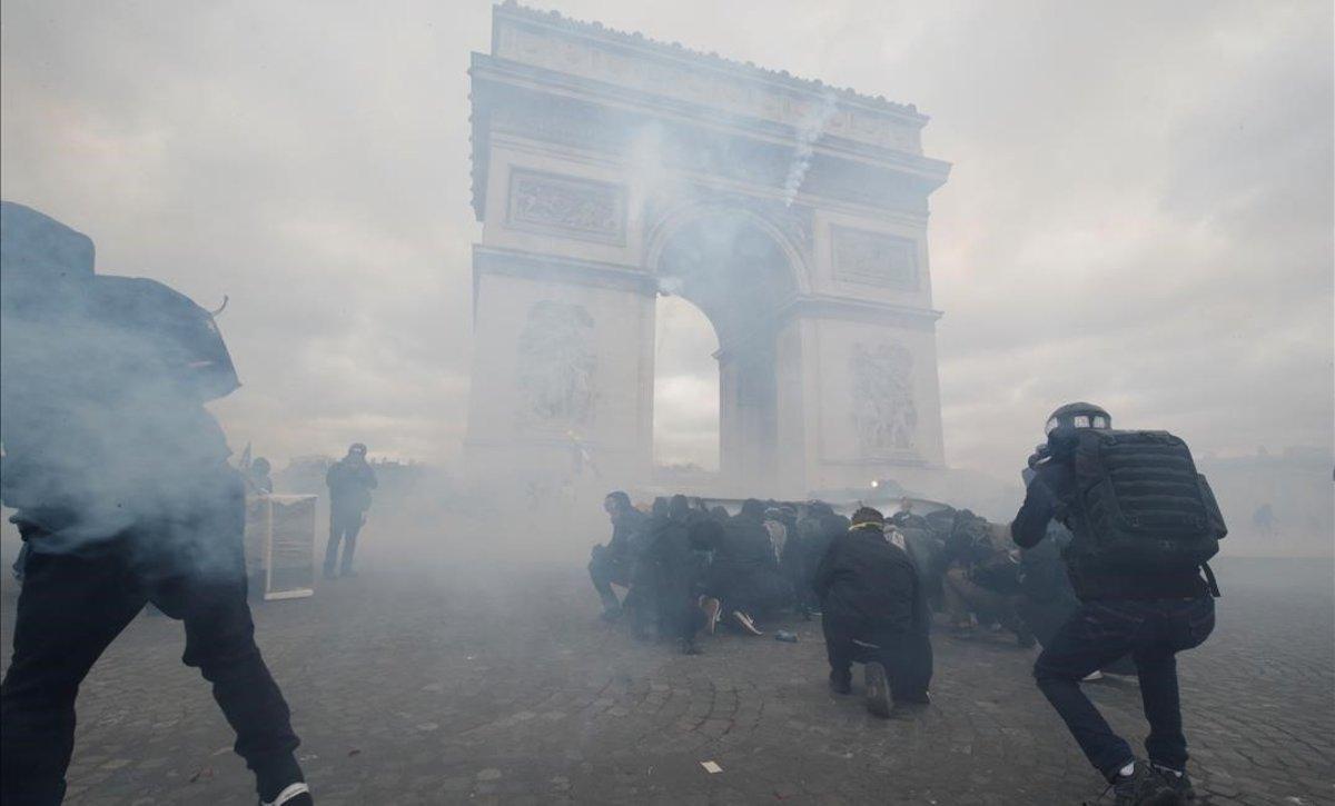 Protesta de los ’chalecos amarillos’ cerca del Arco de Triunfo en París.