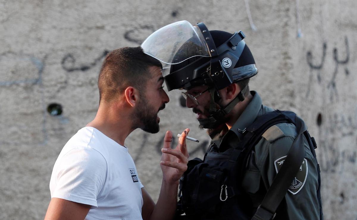 Un palestino discute con un agente israelí durante una protesta en Sheikh Jarrah, en Jerusalén Este.
