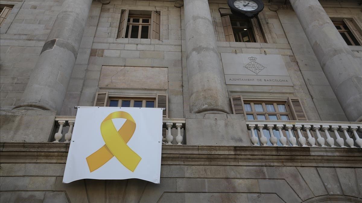 Lazo amarillo en la fachada del Ayuntamiento de Barcelona.