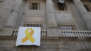 Lazo amarillo en la fachada del Ayuntamiento de Barcelona.