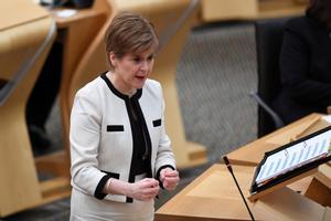 La ministra principal de Escocia, Nicola Sturgeon, en el Parlamento de Edimburgo.