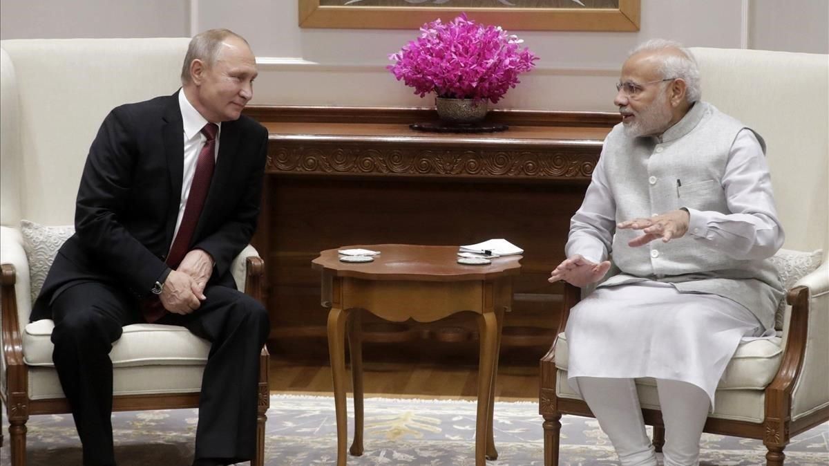 El primer ministro indio, Narendra Modi, conversa con el presidente ruso, Vladimir Putin, en Nueva Delhi. El primer ministro indio, Narendra Modi, conversa con el presidente ruso, Vladimir Putin, en Nueva Delhi.