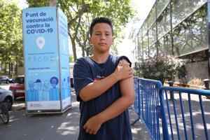Leopold Sust, de 12 años, tras recibir la primera dosis de la vacuna anticovid en la Fira de Barcelona.