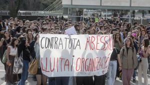 Estudiantesde la UAB se manifiestan en denuncia por los casos de agresión sexual de profesores denunciadas en los últimos días.