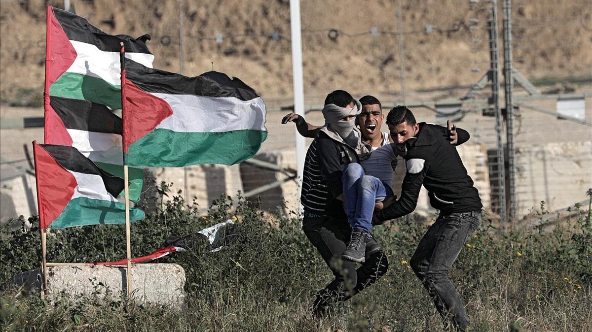 Manifestantes evacuan a un herido en las protestas de este sábado en Gaza.