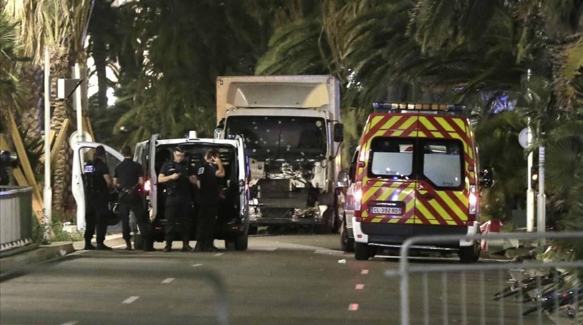 Policías permanecen junto al camión que arremetió contra la multitud en Niza, el 14 de julio del 2016.