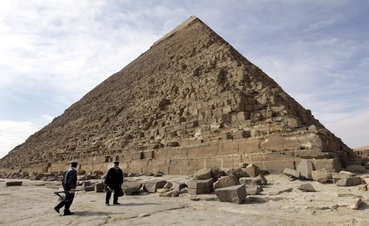 La gran pirámide de Keops, en Giza, a las afueras de El Cairo. La gran pirámide de Keops, en Giza, a las afueras de El Cairo.