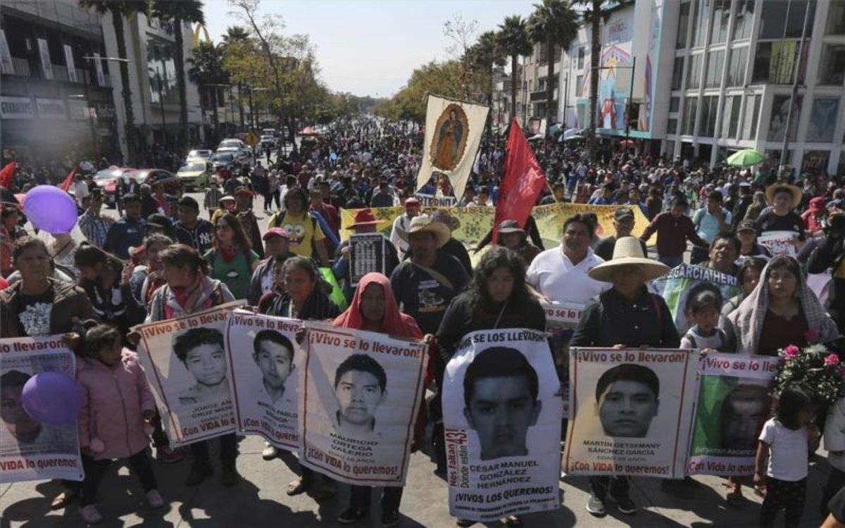 Peregrinación de los familiares de los 43 estudiantes desaparecidos de Ayotzinapa. Peregrinación de los familiares de los 43 estudiantes desaparecidos de Ayotzinapa.