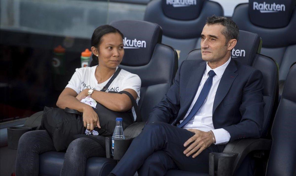 La asistenta de las hijas de Rakitic se sienta en el banquillo junto a Valverde antes del partido.