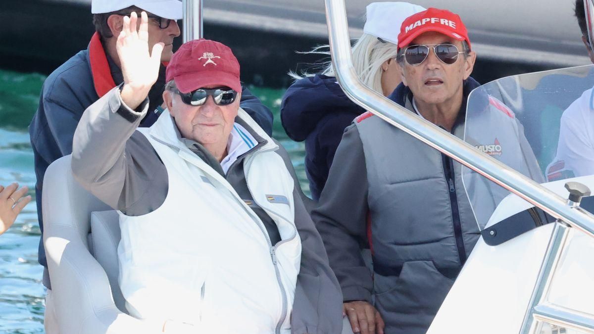 Juan Carlos I, el pasado 20 de mayo, saluda desde el barco en Sanxenxo (Pontevedra). Juan Carlos I, el pasado 20 de mayo, saluda desde el barco en Sanxenxo (Pontevedra).