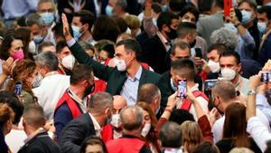 El presidente del Gobierno y secretario general del PSOE, Pedro Sánchez, saluda en el plenario del 40º Congreso Federal del partido en la instalaciones de la Fira de València, este 17 de octubre de 2021. 