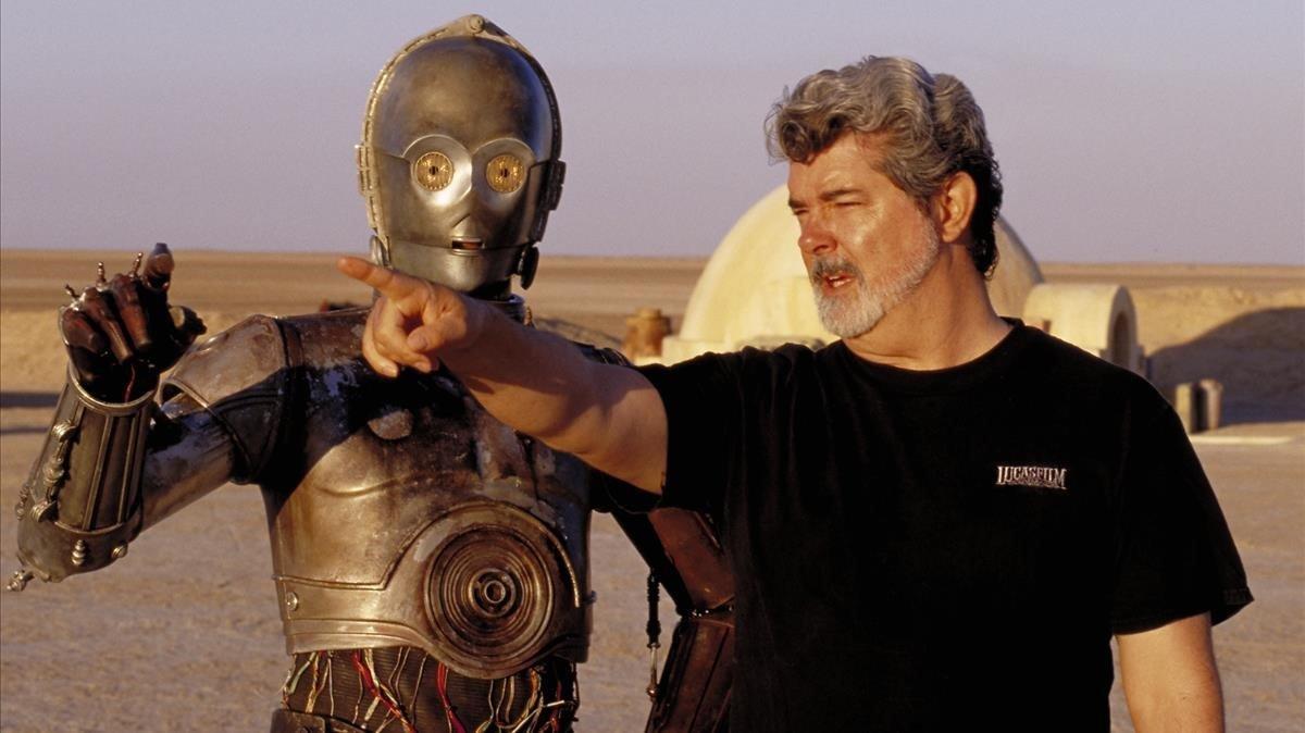 George Lucas da instrucciones a Anthony Daniels, el intérprete del robot C-3PO, en el desierto de Túnez, durante el rodaje de ’La guerra de las galaxias. Episodio IV: Una nueva esperanza’.