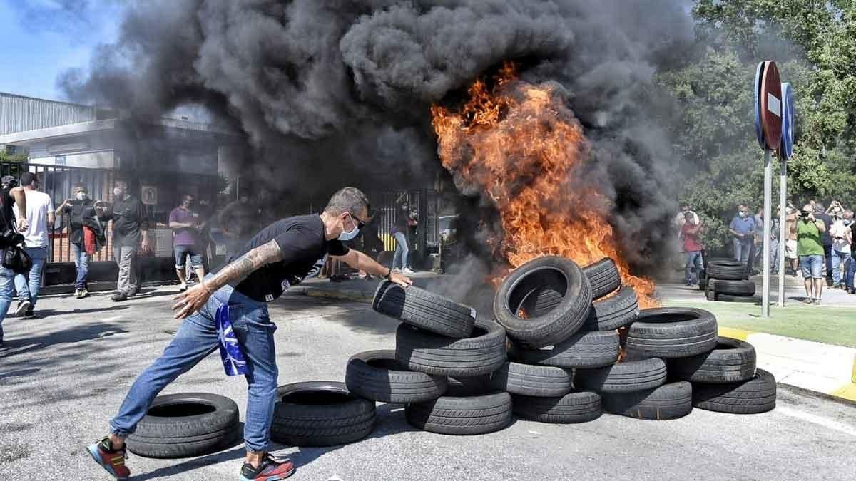 Quema de neumáticos frente a la planta de Nissan en la Zona Franca de Barcelona. Quema de neumáticos frente a la planta de Nissan en la Zona Franca de Barcelona.