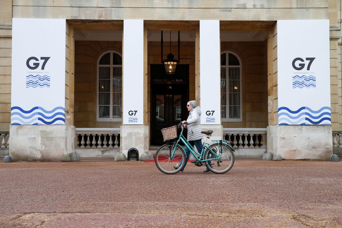 Una joven pasa por delante de Lancaster House, sede de la cumbre del G-7 en Londres. Una joven pasa por delante de Lancaster House, sede de la cumbre del G-7 en Londres.