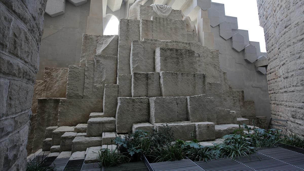 Tras la fachada de la Passió se oculta un jardín, a 25 metros de altura, que simboliza el sepulcro de Jesús. 