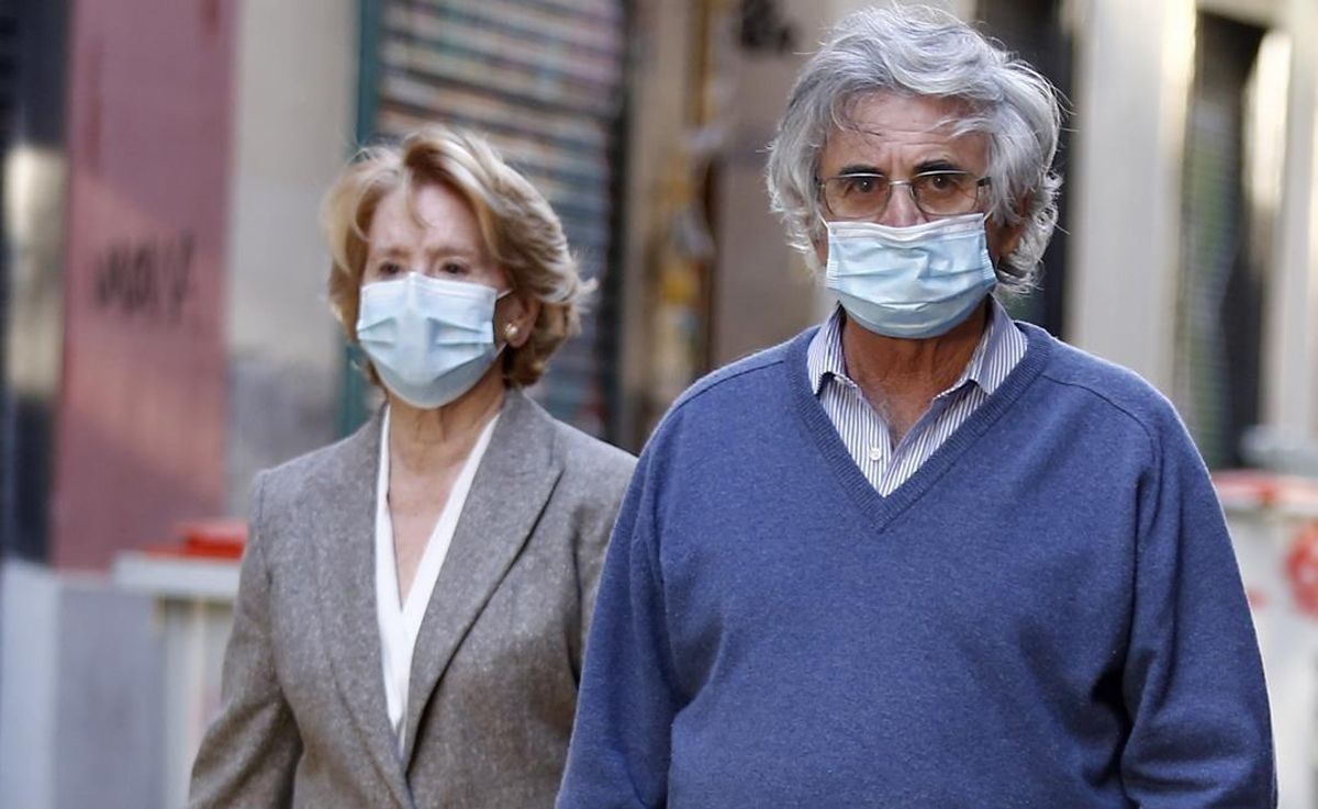 Esperanza Aguirre y su marido, Fernando Ramírez de Haro, pasean protegidos con mascarillas por la calles de Madrid. Esperanza Aguirre y su marido, Fernando Ramírez de Haro, pasean protegidos con mascarillas por la calles de Madrid.