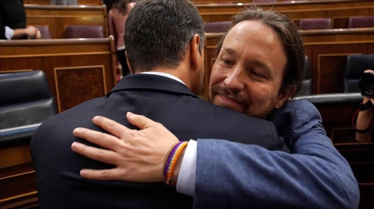 Pablo Iglesias abraza a Pedro Sánchez tras la votación de la moción de censura en el Congreso. Pablo Iglesias abraza a Pedro Sánchez tras la votación de la moción de censura en el Congreso.