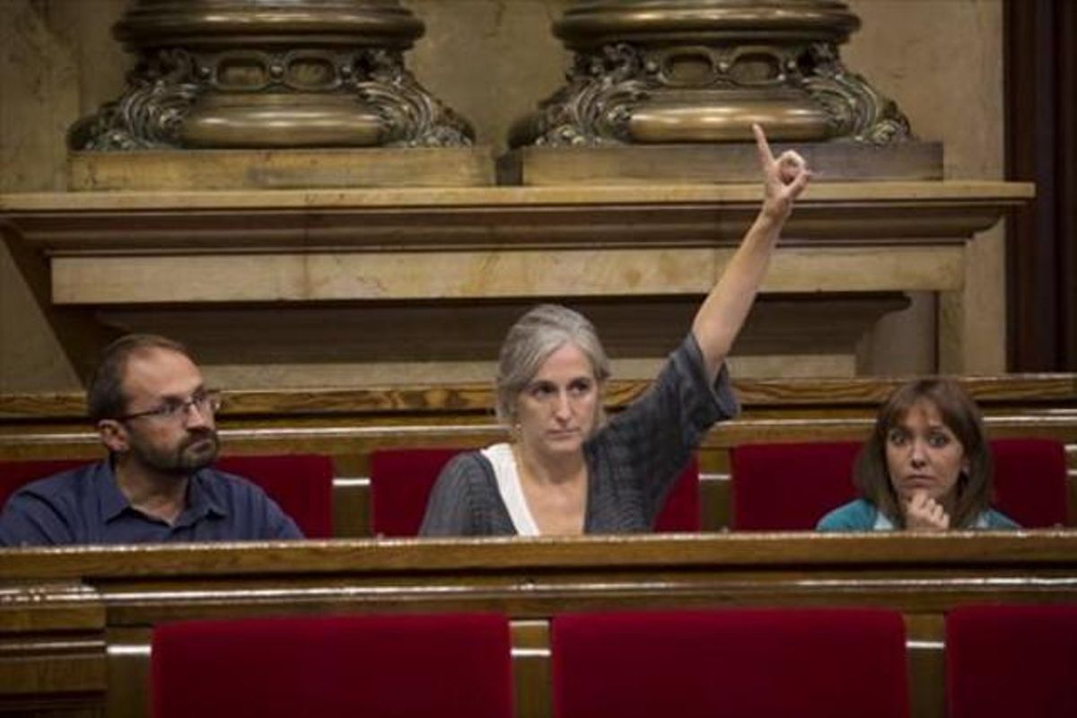 Los diputados ecosocialistas Joan Herrera, Dolors Camats y Lorena Vicioso, ayer, en el Parlament. Los diputados ecosocialistas Joan Herrera, Dolors Camats y Lorena Vicioso, ayer, en el Parlament.