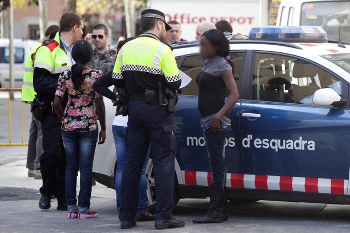 Batuda policial contra la prostitució, al Raval, el 30 de març. Batuda policial contra la prostitució, al Raval, el 30 de març.
