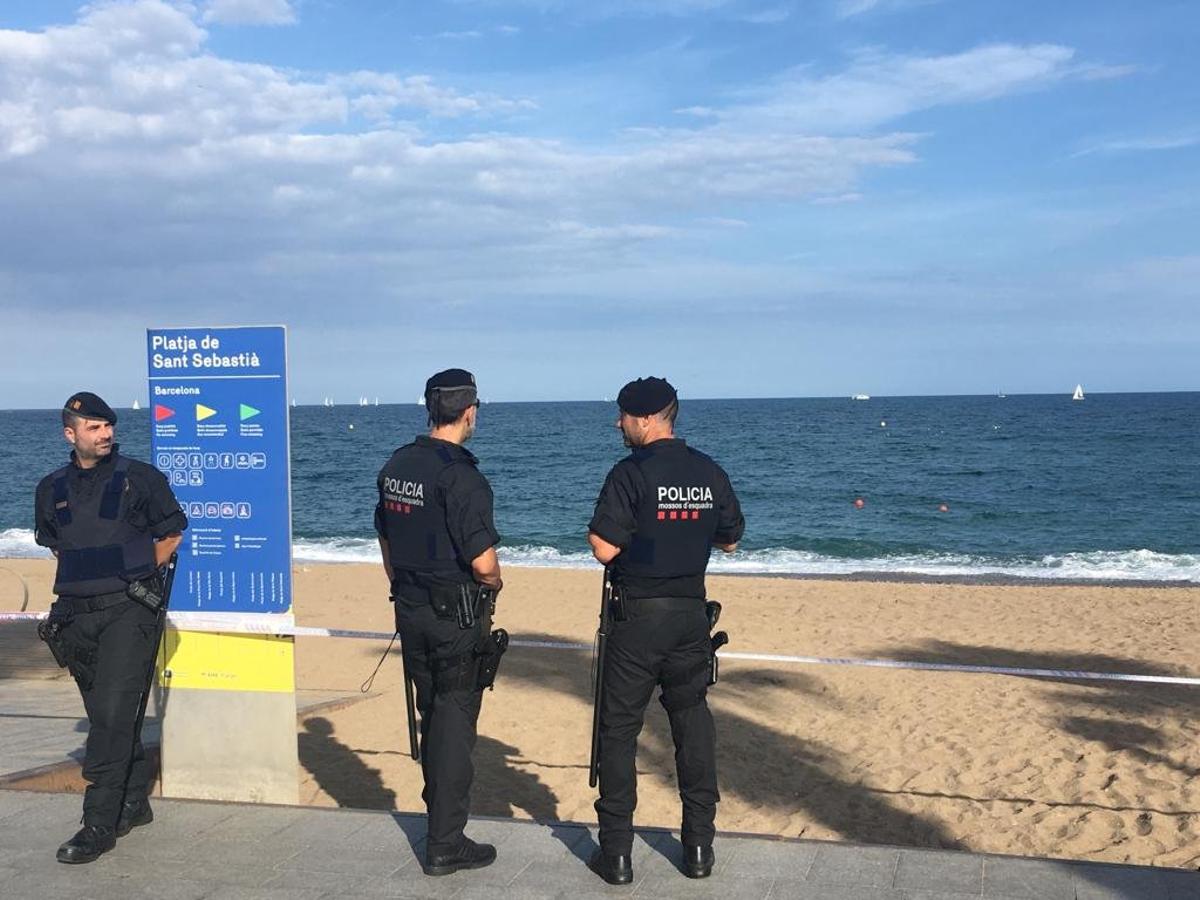 Dos mossos salven una jove d’ofegar-se a la platja de la Barceloneta de matinada