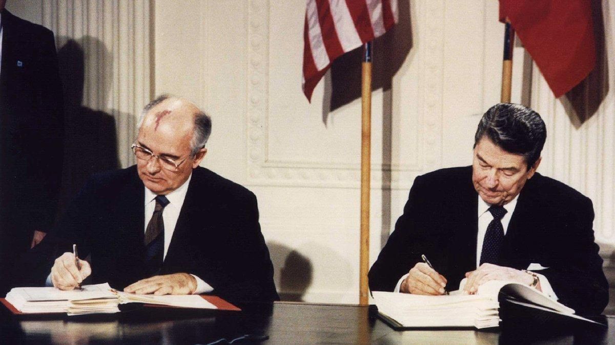 File photo of U.S. President Ronald Reagan (R) and Soviet President Mikhail Gorbachev signing the Intermediate-Range Nuclear Forces (INF) treaty at the White House, on December 8 1987. Reagan was elected as the 40th U.S. president in 1980. Former U.S. President Reagan’s health is deteriorating and he could have only weeks to live, a U.S. source close to the situation said on June 4, 2004. Reagan, now 93, has long suffered from the brain-wasting Alzheimer’s disease. The source said Reagan’s condition had worsened in the past week. The time is getting close, he said. REUTERS/Dennis Paquin/FILE File photo of U.S. President Ronald Reagan (R) and Soviet President Mikhail Gorbachev signing the Intermediate-Range Nuclear Forces (INF) treaty at the White House, on December 8 1987. Reagan was elected as the 40th U.S. president in 1980. Former U.S. President Reagan’s health is deteriorating and he could have only weeks to live, a U.S. source close to the situation said on June 4, 2004. Reagan, now 93, has long suffered from the brain-wasting Alzheimer’s disease. The source said Reagan’s condition had worsened in the past week. The time is getting close, he said. REUTERS/Dennis Paquin/FILE