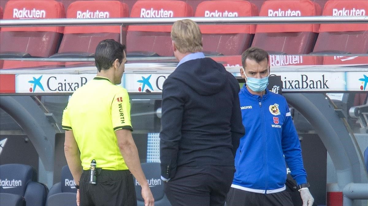Koeman observa a Martínez Munuera mientras éste mira la pantalla en el penalti de Lenglet a Ramos. Koeman observa a Martínez Munuera mientras éste mira la pantalla en el penalti de Lenglet a Ramos.