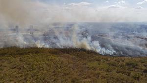 Vista general de un incendio forestal en las cercanías de la ciudad de Cuiabá en el estado de Mato Grosso (Brasil), en una fotografía de archivo.